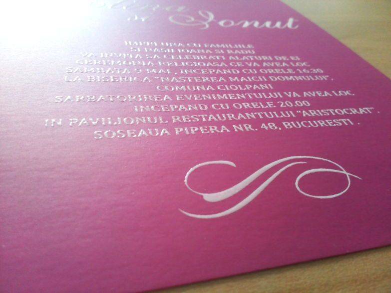 Atinge literele în relief de pe invitația ta de nuntă invitatie nunta litere gonflate